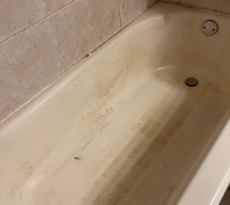 Bathtub before cleaning